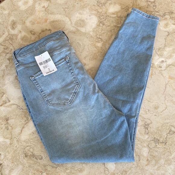 NWT Forever 21 Sculpted High Rise Skinny Light Wash Distressed Jeans - Picture 6 of 14